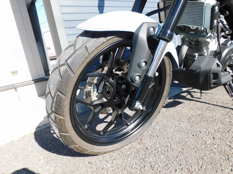 中古車 ヤマハ XSR125ABS ライトブルー フロントホイール左 2025年12月16日