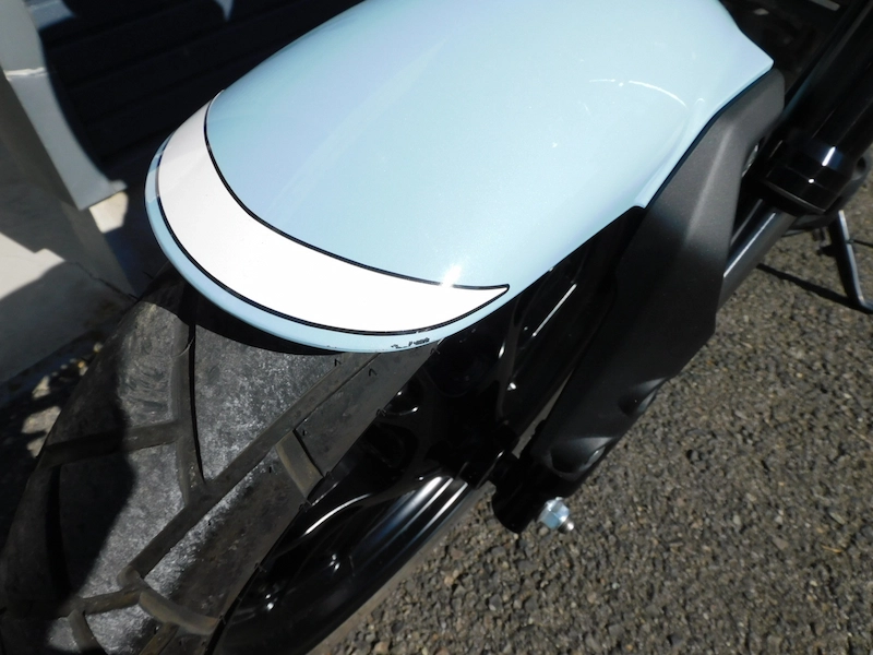 中古車 ヤマハ XSR125ABS ライトブルー フロントフェンダーの傷 2025年12月16日