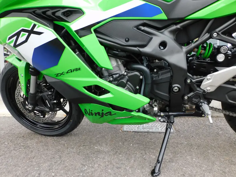 新車 カワサキ Ninja ZX-4RR グリーン エンジン左 2026年2月26日