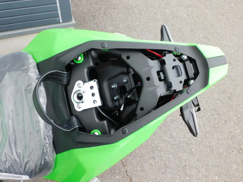 新車 カワサキ Ninja ZX-4RR グリーン タンデムシート下収納 2026年2月26日