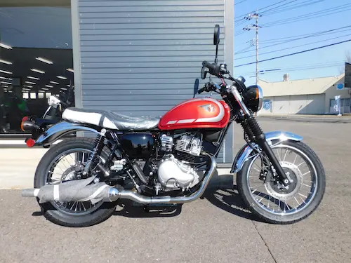 新車　カワサキ　W２３０　レッド　みぎ側２　２０２６年２月６日