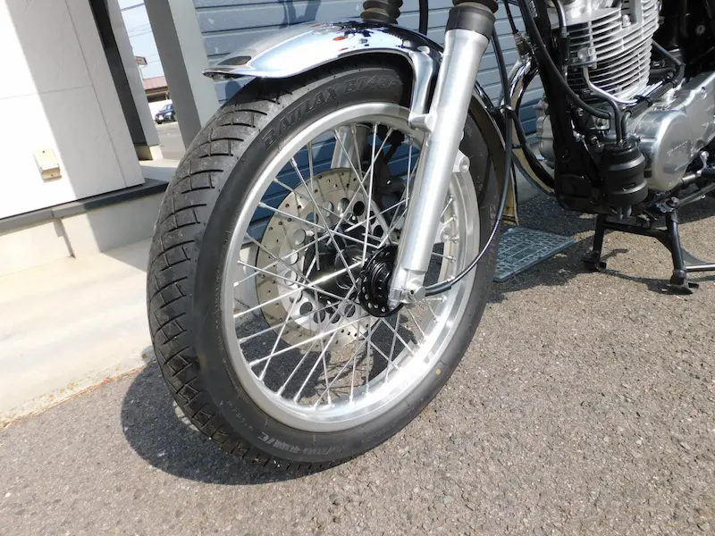 中古車 ヤマハ SR400 final Edition グレイ/ホワイト フロントホイール左 2026年2月17日