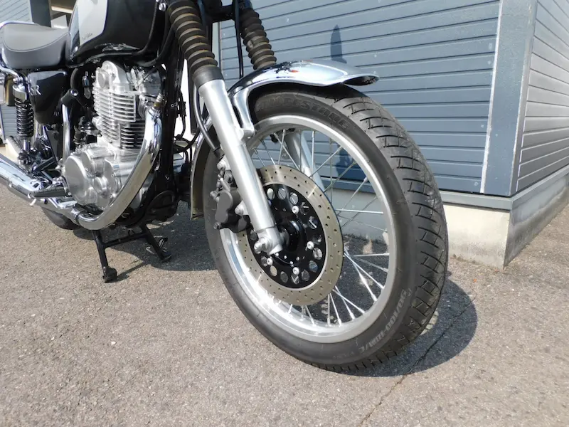 中古車 ヤマハ SR400 final Edition グレイ/ホワイト フロントホイール右 2026年2月17日