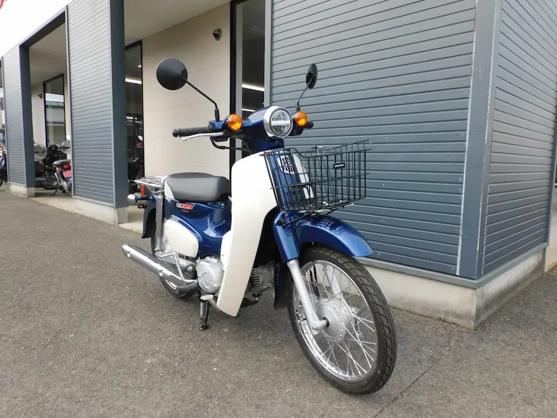 中古車 ホンダ スーパーカブ50 ブルー 右まえ側 2026年3月1日