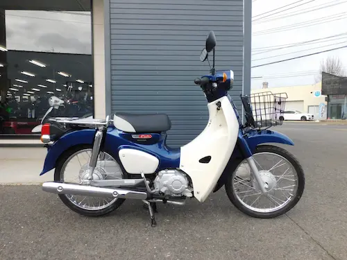 中古車　ホンダ　スーパーカブ５０　ブルー　みぎ側２　２０２６年３月１日