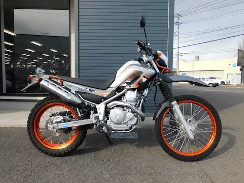 中古車　ヤマハ　セロー２５０　３０ｔｈ　グレイ／オレンジ　みぎ側２　２０２６年３月１０日